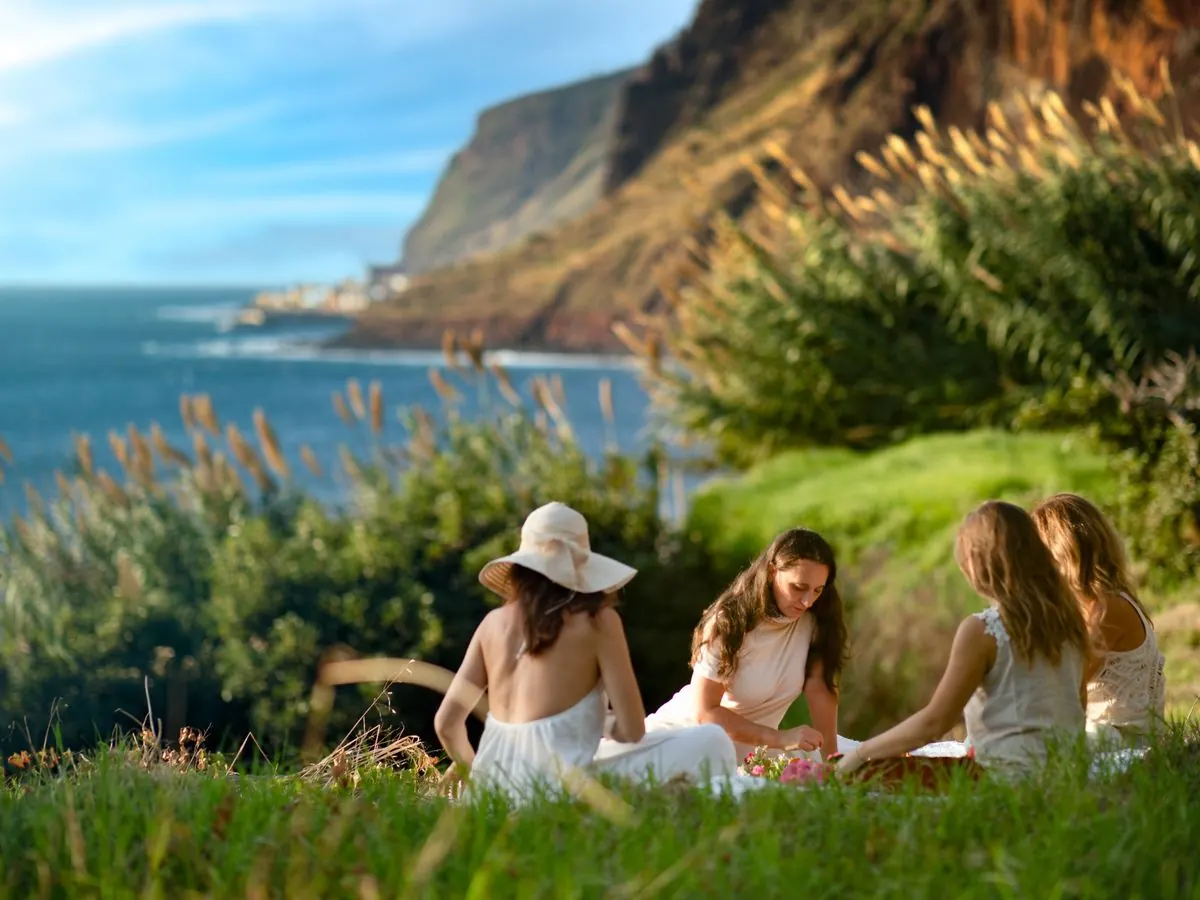 Retreatgruppe auf einer Wiese über der Steilküste von Madeira