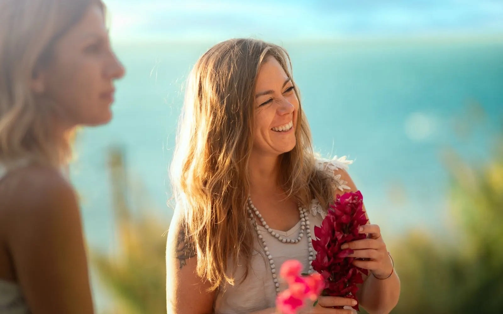 Two participants with flowers in front of the Atlantic on Madeira