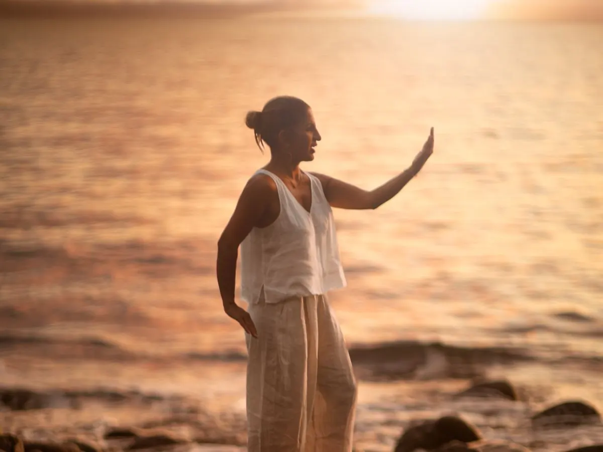 Wu Taiji (Tai Chi) am Meer auf Madeira im Abendlicht